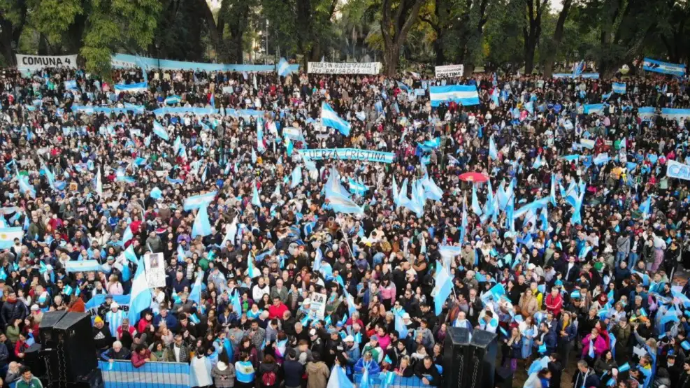 Cristina envía mensaje en Parque Lezama.