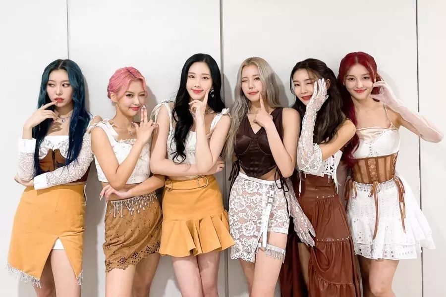 MOMOLAND.