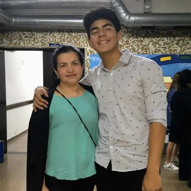 Graciela Sosa junto a su hijo asesinado Fernando Báez Sosa.