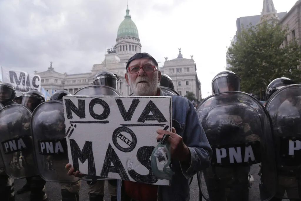 Jubilados y jubiladas de Argentina contra el régimen de los Milei.