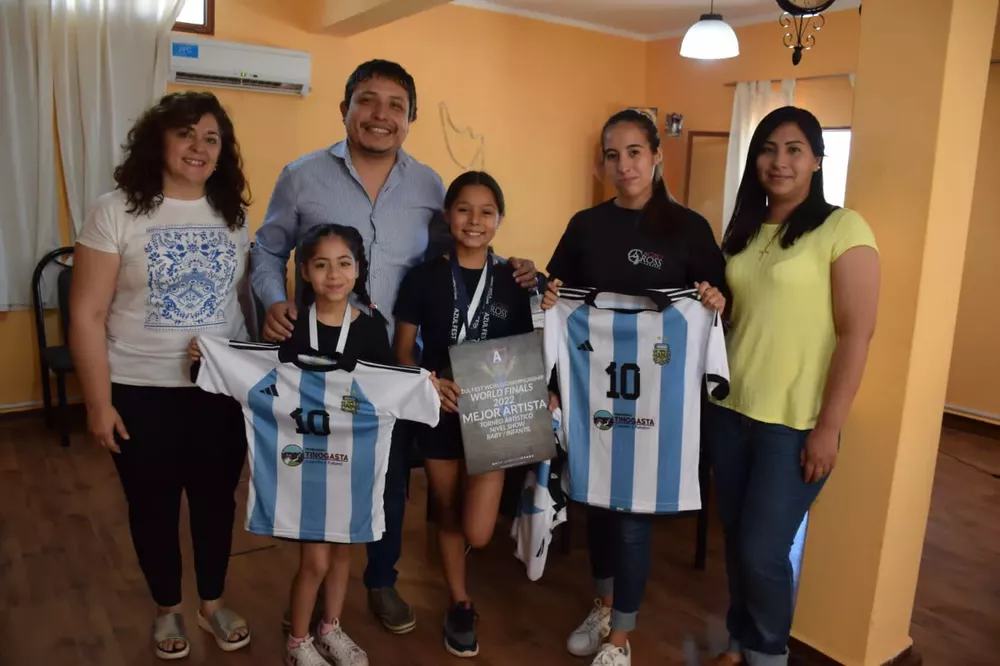 Escuela Acro Cross del Gym Tinogasta Cross junto al intendente Sebastián Nóblega.