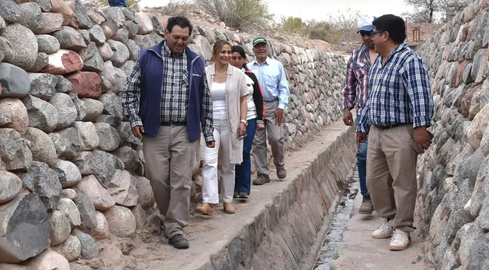 Roxana Paulón junto a regantes de Palo Blanco.