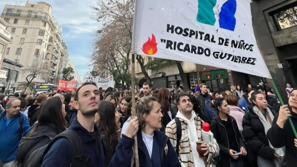 Marcha y movilización de médicos residentes de CABA por mejoras salariales.