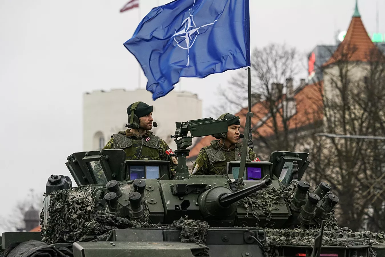 Militares con la bandera de la OTAN.