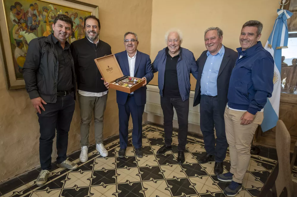 Raúl Jalil junto a autoridades de la Copa Argentina.