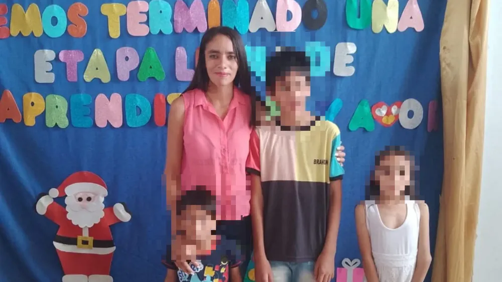 Karina Alvarez junto a sus hijos.